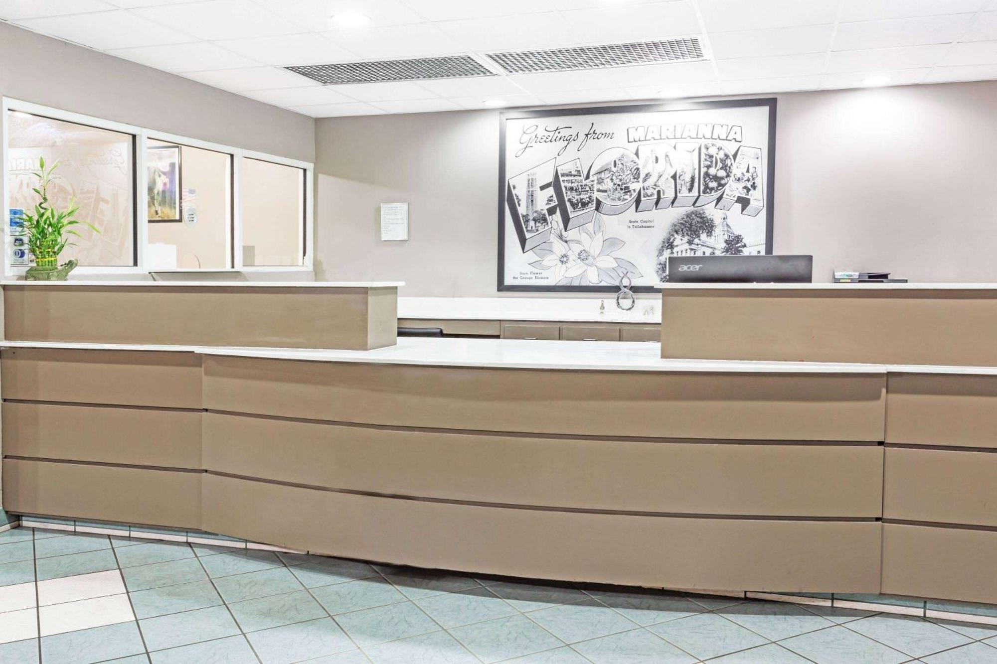 Super 8 By Wyndham Marianna Hotel Екстериор снимка